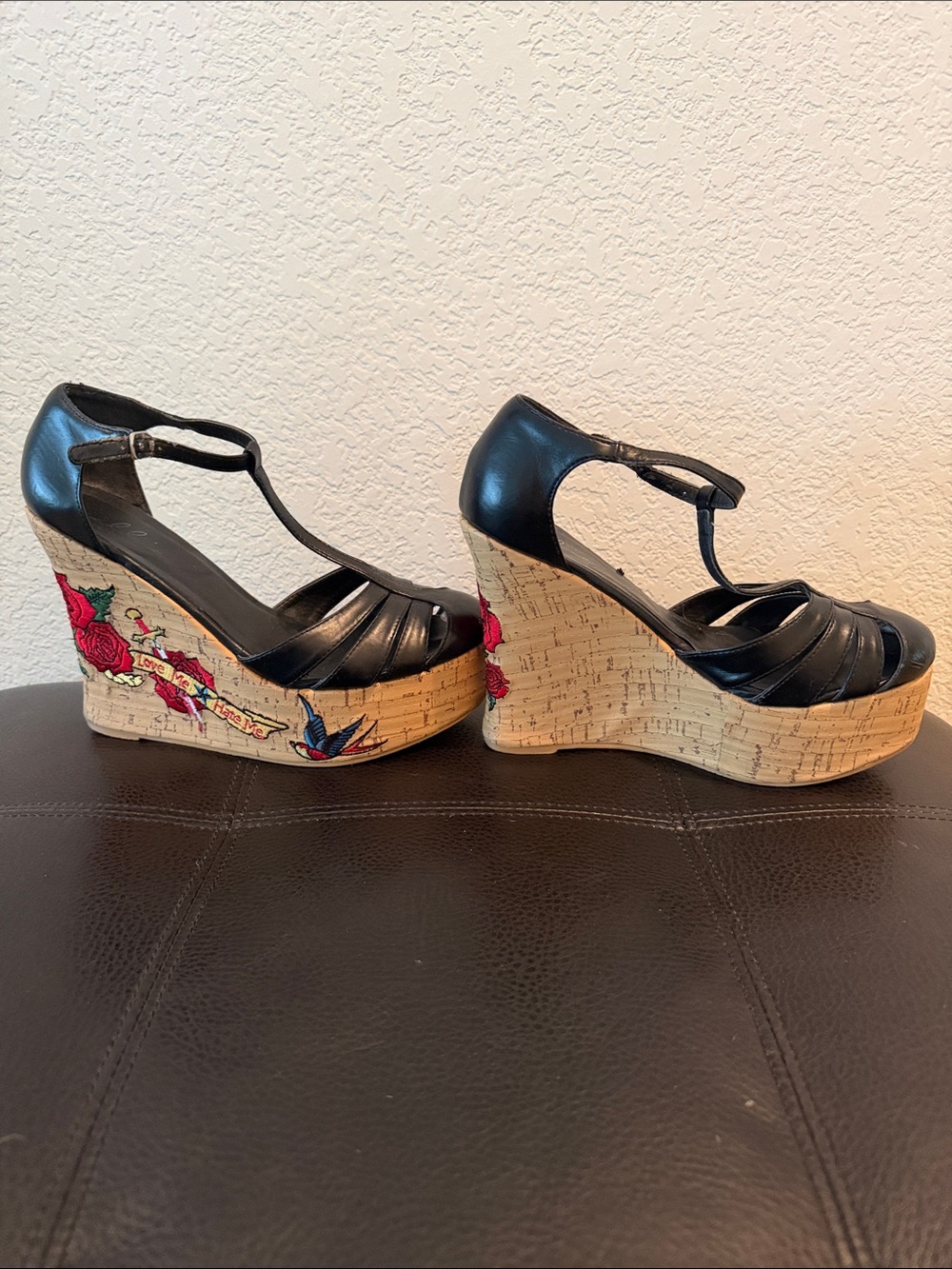 Y2K vintage 2000โs Elle Black T-Strap Cork Wedge Sandals with Floral Side Art